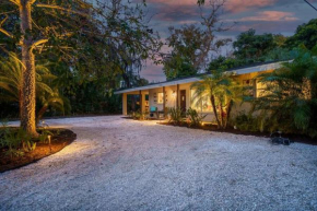 Beautiful Glam Mid-Century 1 block from Sarasota bay with Firepit